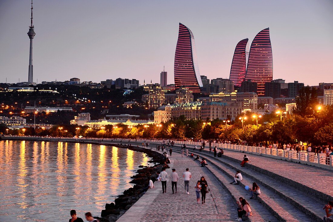 Abendlicher Blick von der Uferpromenade über die Baku Bay zu den Flame Towers, Baku, Aserbaidschan, Asien