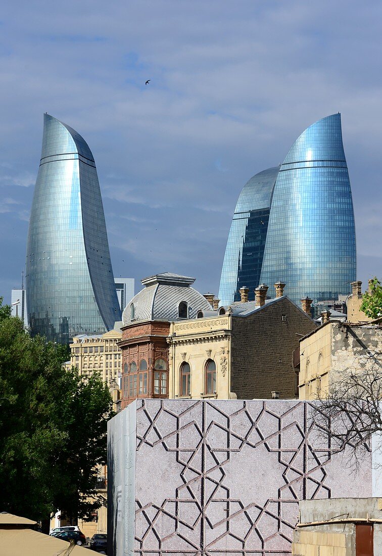 Blick von der Altstadt mit renovierten Häusern zu den Flame Towers, Baku, Aserbaidschan