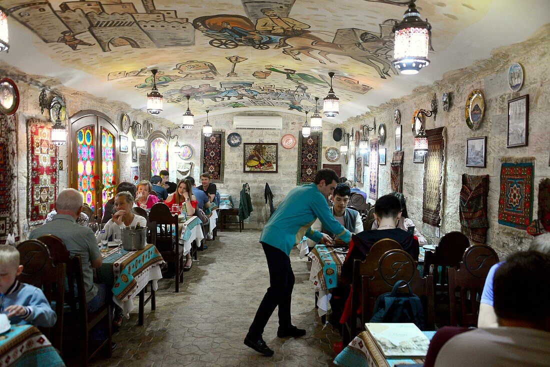 Gäste mit einer Bedienung im Restaurant Firuza, Baku, Kaspisches Meer, Aserbaidschan, Asien