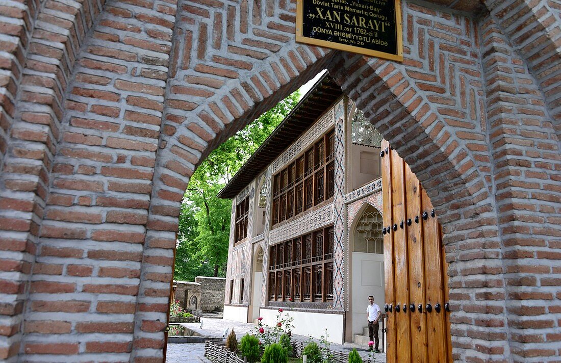 Eingang des historischen Khanspalast Xan Sarayi in Sheki, Aserbaidschan, Asien