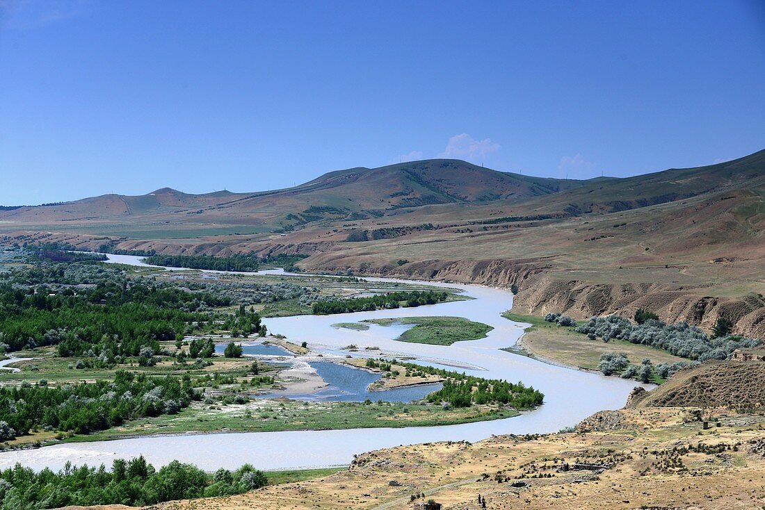 Landschaft mit mäandernden Fluss Mtkvari, Blick von der Höhlenstadt Uplisziche bei Gori, Georgien