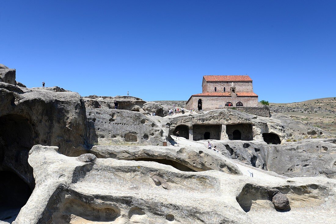 Neue Kirche über dem Ausgrabungsgelände der Höhlenstadt Uplisziche bei Gori, Georgien