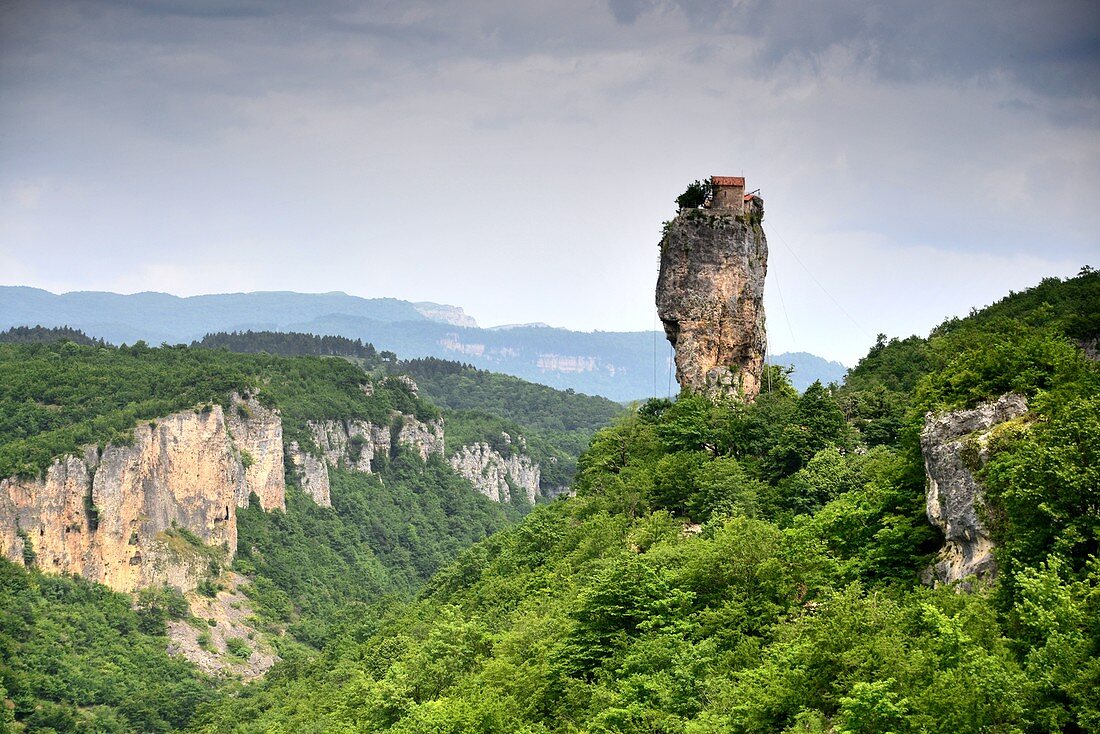 Kleine Klosteranlage auf dem Gipfel der Kazchi-Säule mit grüner Landschaft am Kaukasus, Georgien