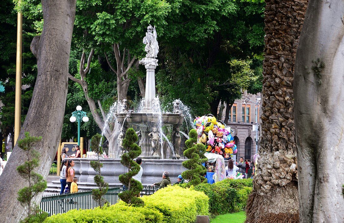 Brunnen und Ballonverkäufer im Park am Zocalo, Puebla, Mexiko