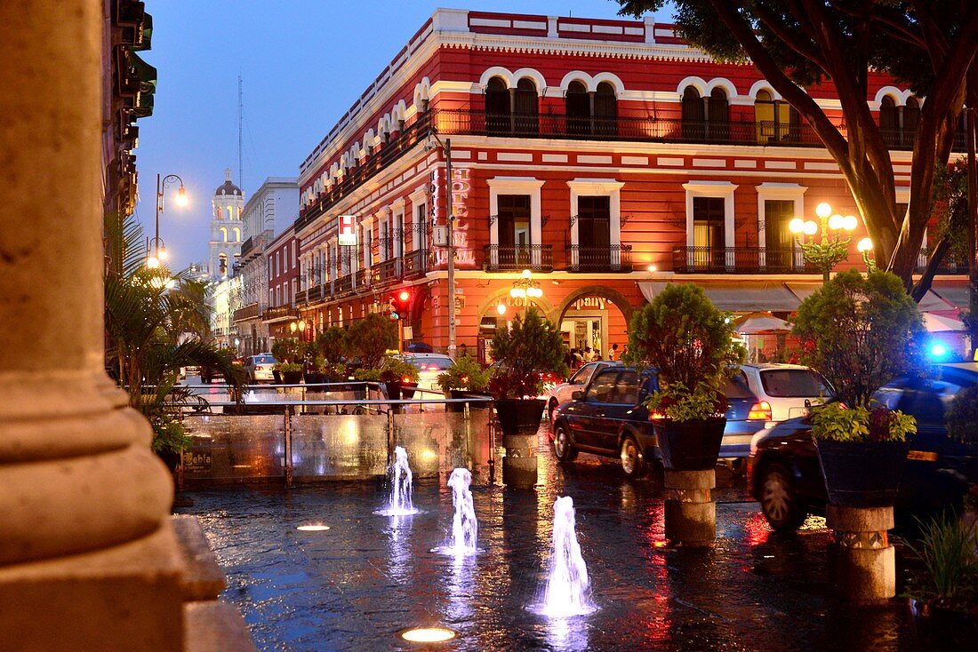 Abends am Zocalo mit Kolonialen Gebäuden und Lichtern, Puebla, Mexiko