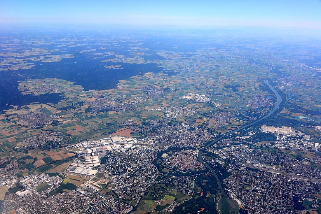 Luftaufnahme von Ingolstadt, Altstadt mit Donau und Audi-Fabrik, Bayern, Deutschland