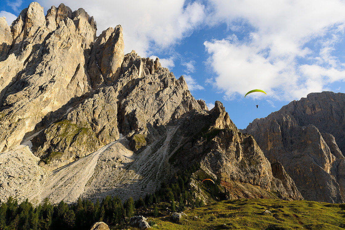 Gleitschirmflieger am Langkofel, Dolomiten, Südtirol, Italien