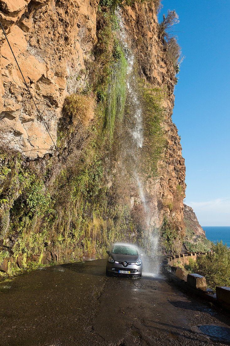 Wasserfall auf eine kleine Straße an der Südküste von Madeira, Portugal