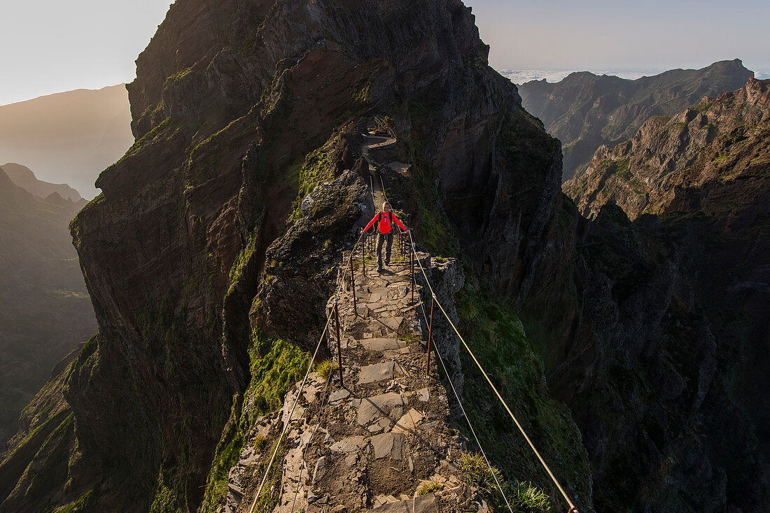 Wanderer am Pfad von Pico do Arieiro, Madeira, Portugal