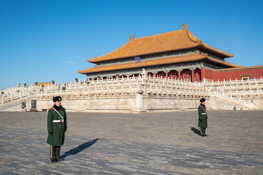 Militärtruppen vor der Halle der höchsten Harmonie in der Verbotenen Stadt. Peking, Volksrepublik China