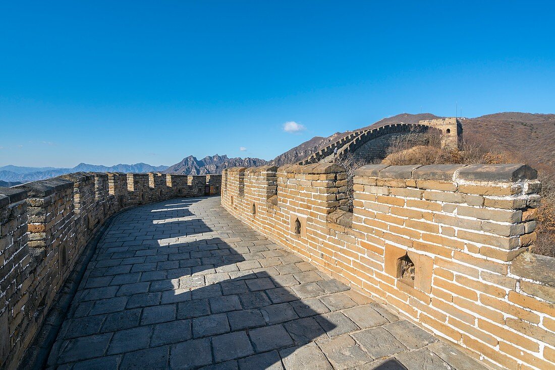 Die Chinesische Mauer in Mutianyu Abschnitt, durch ein Gewölbe gesehen. Huairou County, Beijing Municipality, Volksrepublik China