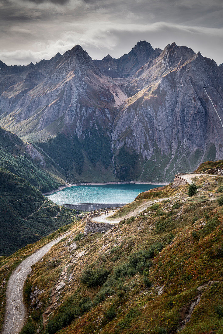 Blick auf den Morasco-See und den Damm von der Straße zur Maria-Luisa-Hütte, Formazza-Tal, Verbano Cusio Ossola, Piemont, Italien