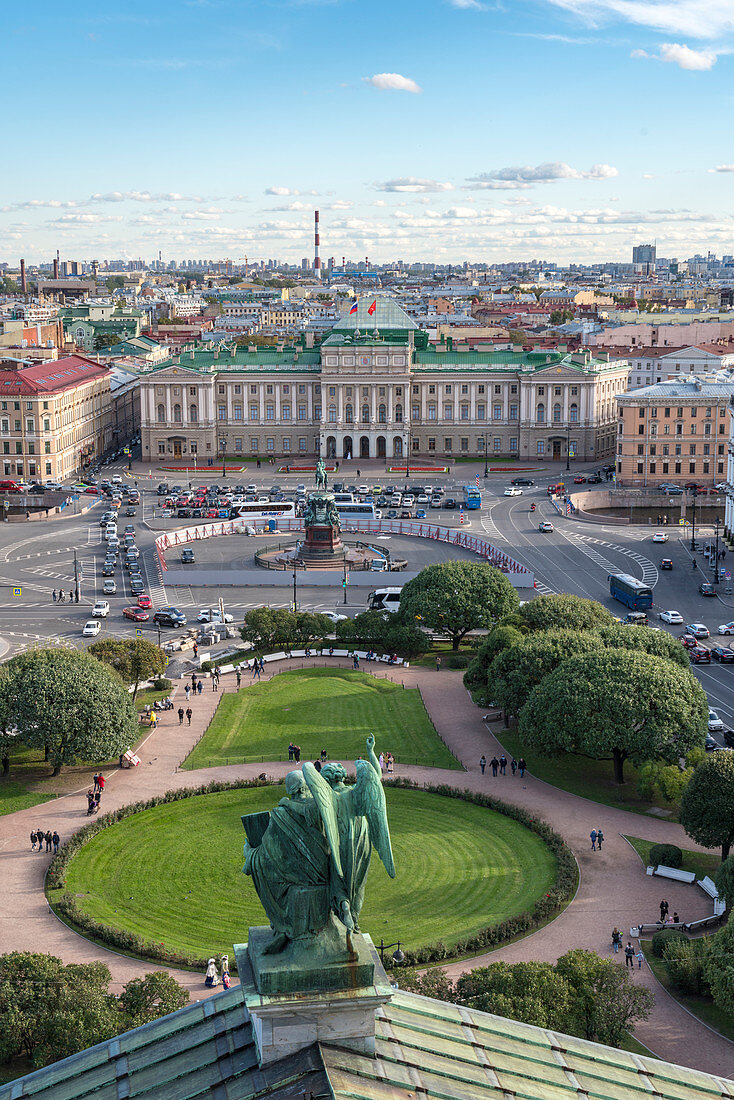 Statue der Isaakskathedrale mit ihrem Platz und dem Mariinski-Palast im Hintergrund. Sankt Petersburg, Russland