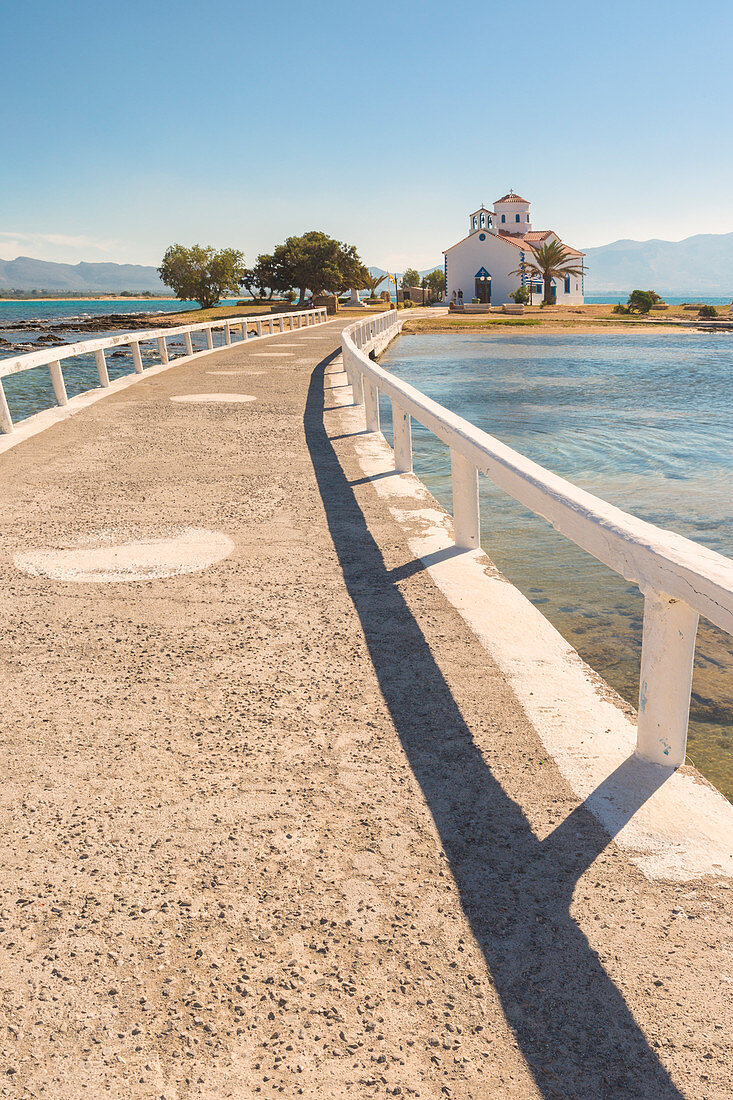 Brücke, die die Elafonissos-Insel mit der orthodoxen Kirche von St. Spyridon verbindet, Elafonissos, Laconia-Region, Peloponnes, Griechenland, Europa