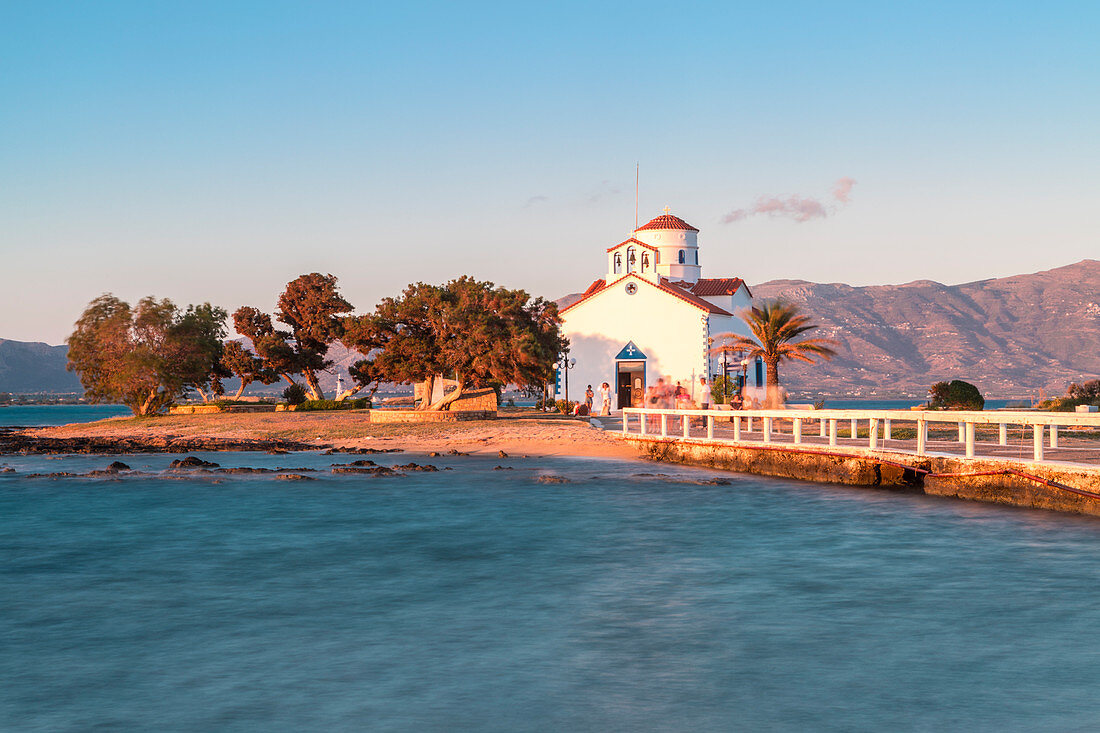 Die orthodoxe Kirche von St. Spyridon bei Sonnenuntergang, Elafonissos, Laconia-Region, Peloponnes, Griechenland, Europa