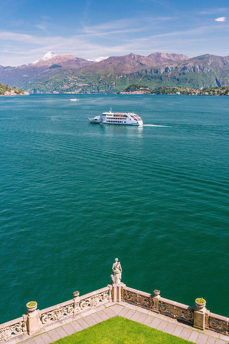 Touristische Fähre auf dem Comer See von Punta di Lavedo aus, Provinz Lenno, Como, Lombardei, Italien