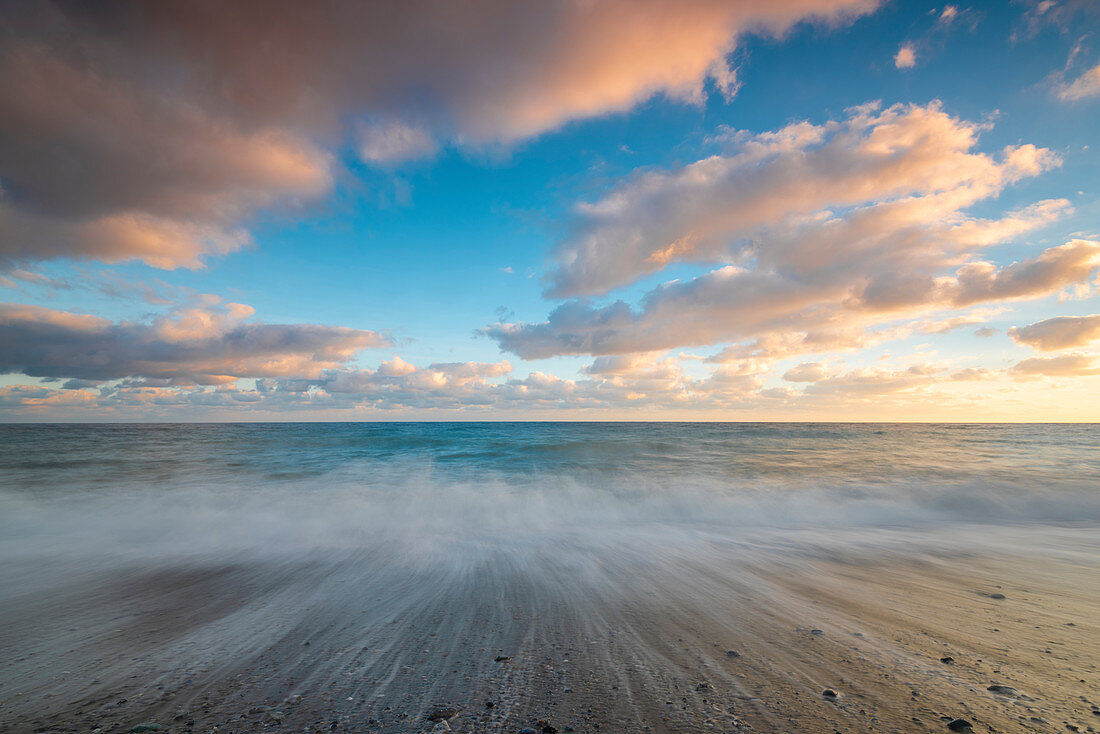 Meer bei Sonnenuntergang, Celle Ligure, Provinz von Savona, Ligurien, Italien