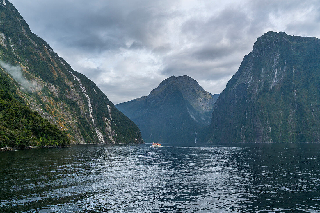 Boote in Milford Sound an einem bewölkten Sommertag. Fiordland NP, Southland Bezirk, Southland Region, Südinsel, Neuseeland