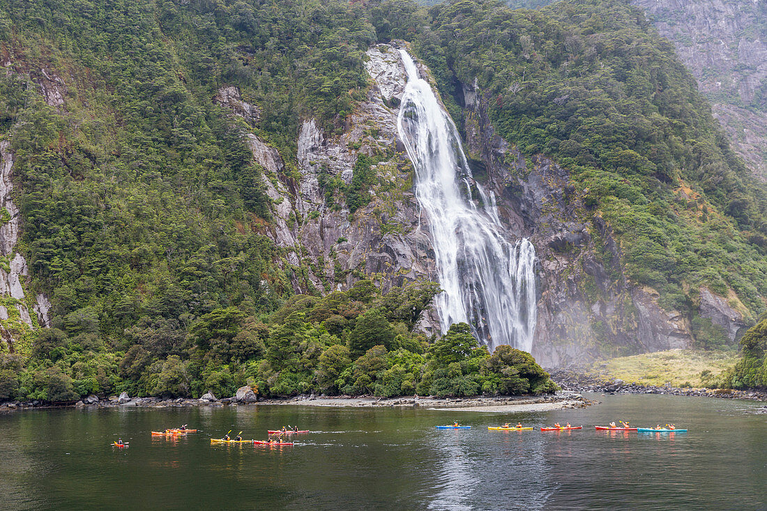 Bowen Falls in Milford Sound, Fiordland NP, Southland Bezirk, Southland Region, Südinsel, Neuseeland
