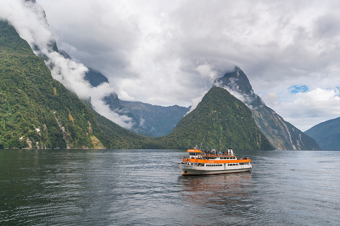 Touristische Bootsfahrt in Milford Sound. Fiordland NP, Southland Bezirk, Southland Region, Südinsel, Neuseeland