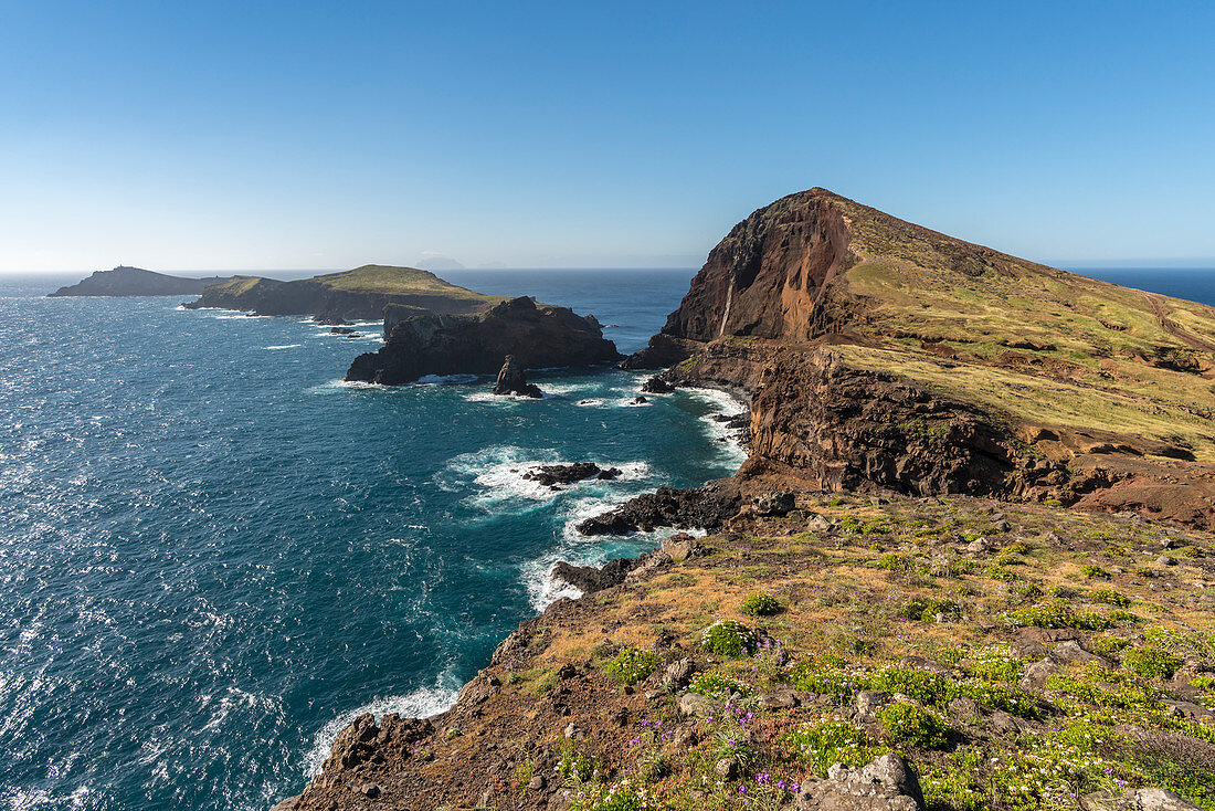 Furado Point und Cevada und Farol Inseln von Point of St Lawrence. Canical, Machico Bezirk, Madeira Region, Portugal