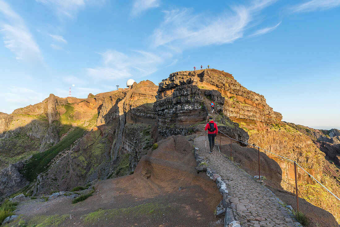 Wanderer zu Fuß auf dem Weg zum Pico do Ariero Observatory. Pico do Arieiro, Region Funchal, Madeira, Portugal