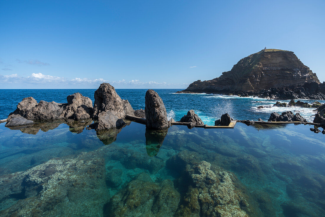 Natürliche Pools mit Mole-Inselchen im Hintergrund. Region Porto Moniz, Madeira, Portugal