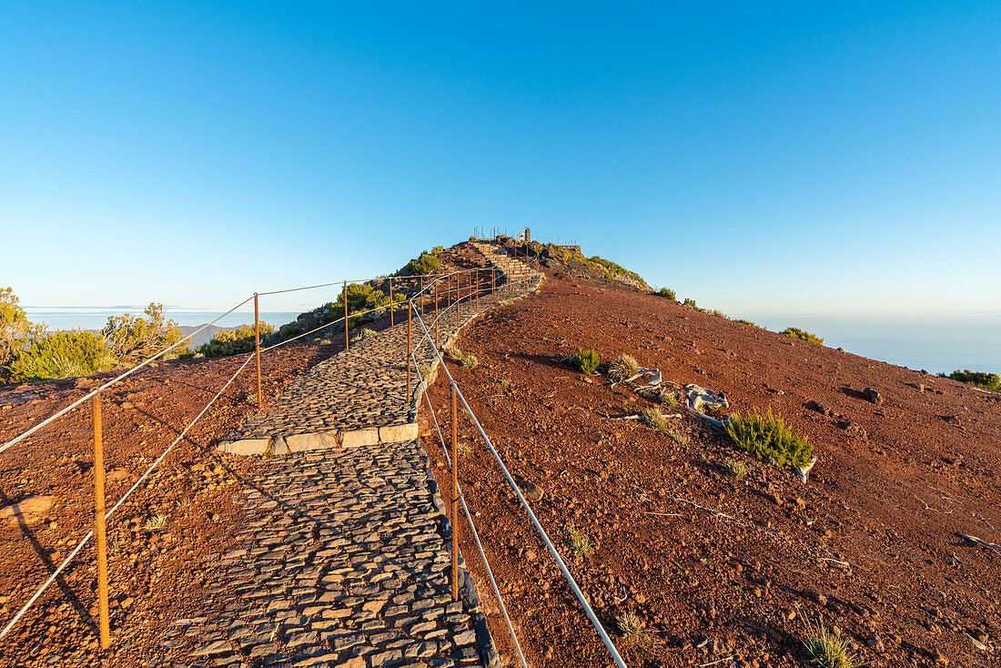 Der Weg zum Gipfel des Pico Ruivo. Achada do Teixeira, Santana-Stadtbezirk, Madeira-Region, Portugal