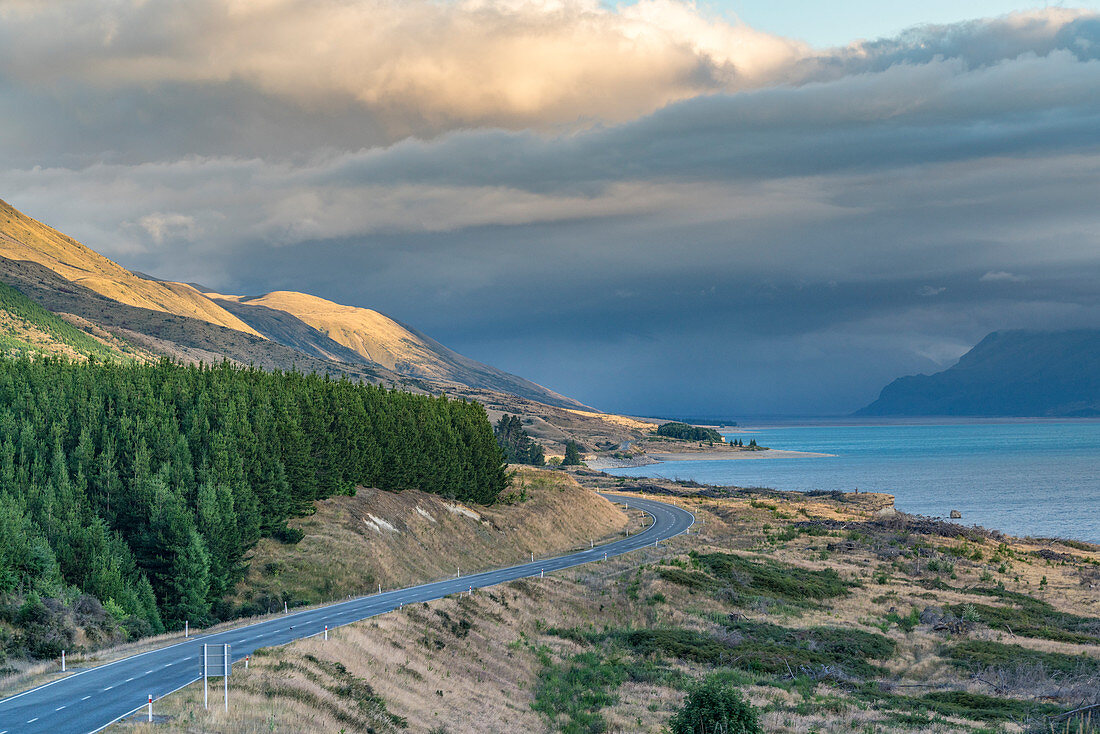 Straße entlang des Pukaki-Sees mit Blick auf Mt Cook NP. Ben Ohau, Mackenzie-Bezirk, Canterbury-Region, Südinsel, Neuseeland