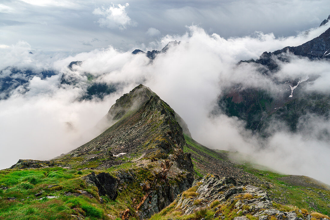 Wolken um den Berg Disgrazia, Chiareggio, Valmalenco, Provinz Sondrio, Lombardei, Italien