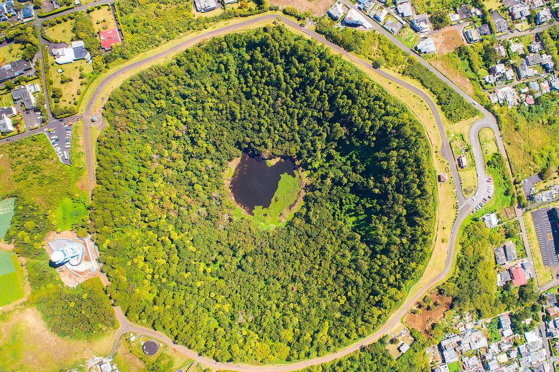 Luftaufnahme von Trou Aux Cerfs Vulkankrater. Curepipe, Bezirk Plaines Wilhems, Mauritius, Afrika