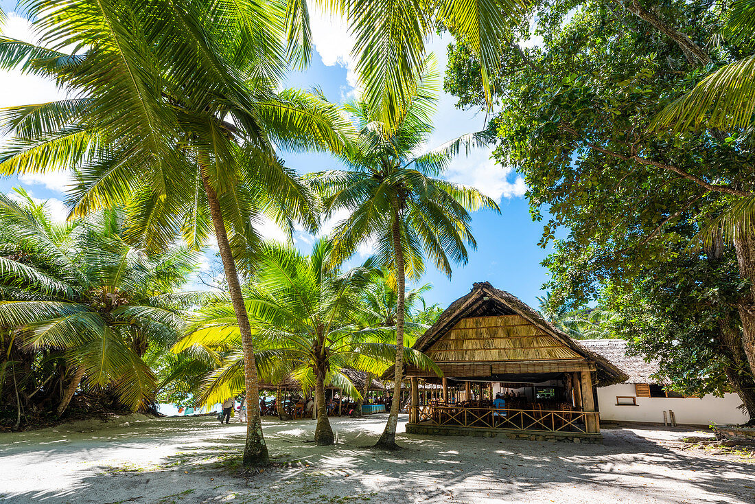 Die Leute essen im Restaurant am Anse Lazio Strand. Praslin Insel, Seychellen, Afrika