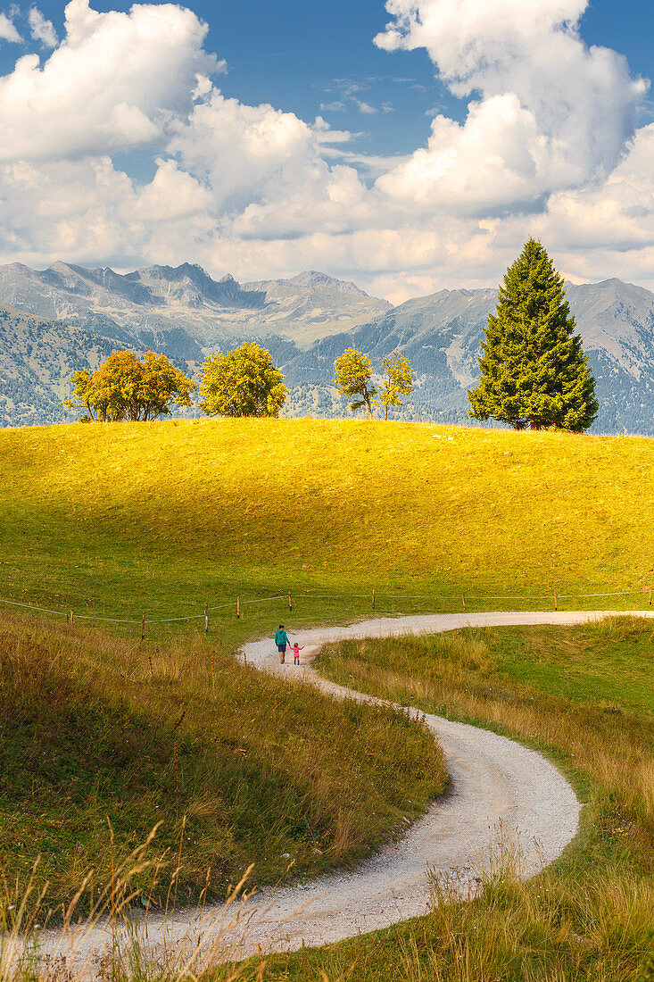 Mutter mit ihrer Tochter spaziert auf den Nonstalwegen, Cles, Trentino-Südtirol, Italien, Europa (MR)