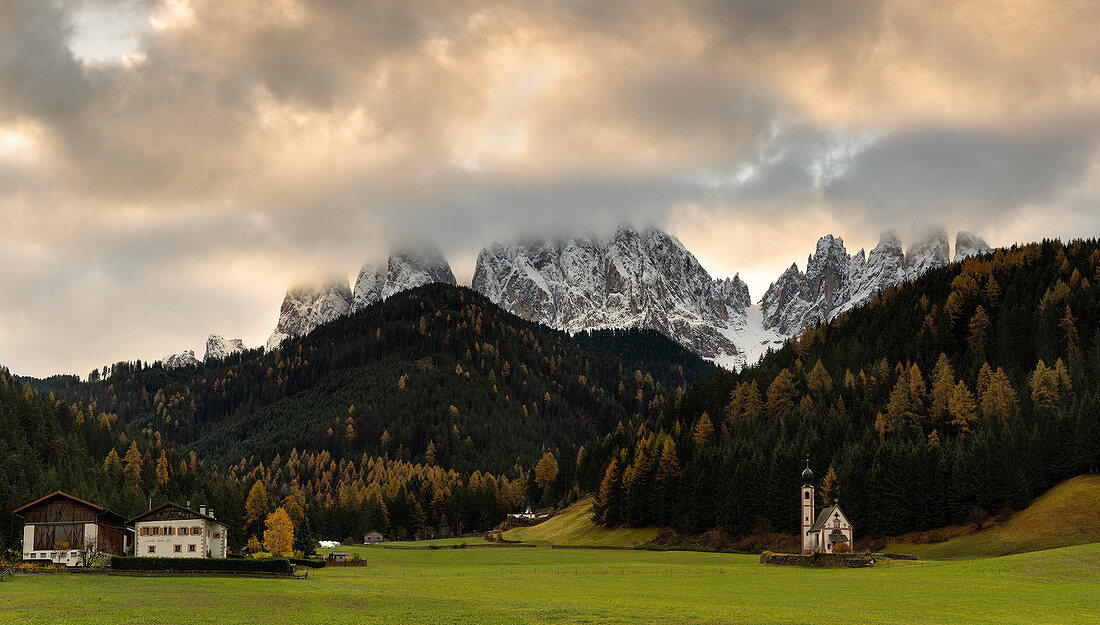 San Giovanni in Ranui-Kirche in Funes-Tal, Bozen-Provinz, Trentino Alto Adige-Bezirk, Dolomit, Südtirol, Italien, Europa