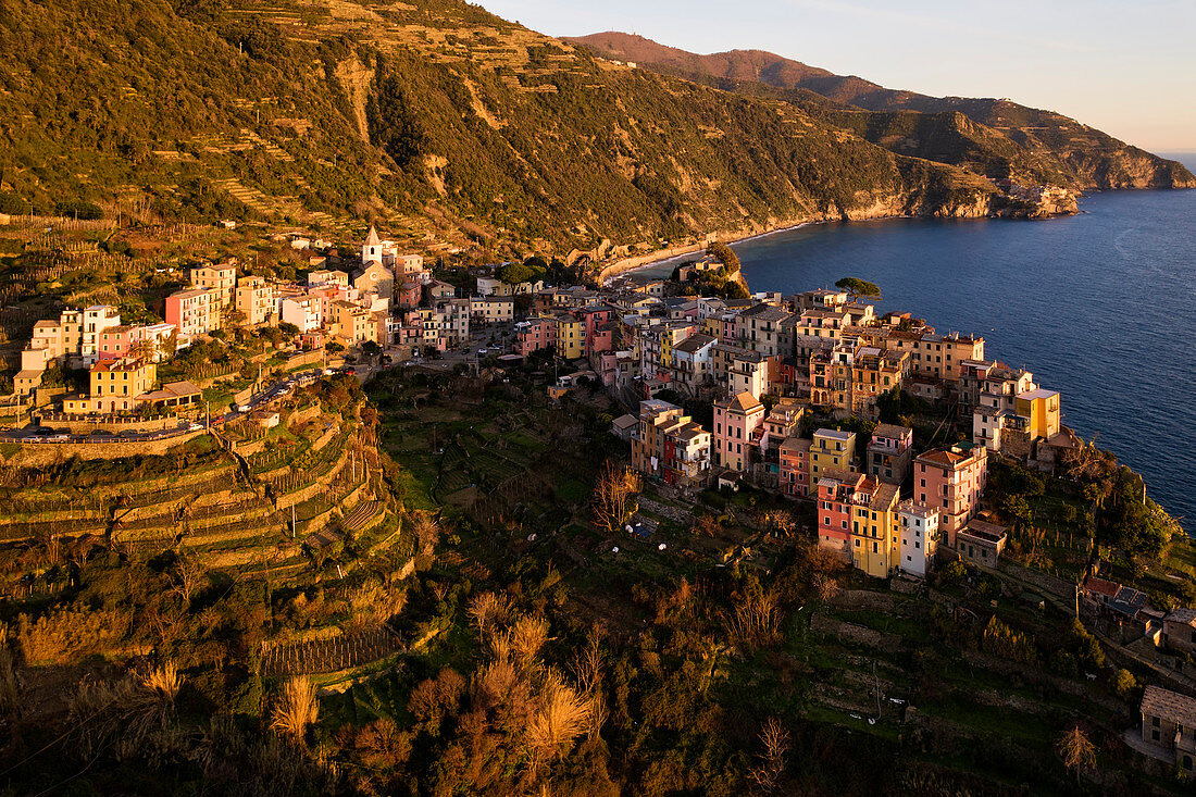 Luftaufnahme von Corniglia am Wintertag, Stadtbezirk von Vernazza, Cinque Terre, La Spezia-Provinz, Ligurien-Bezirk, Italien, Europa