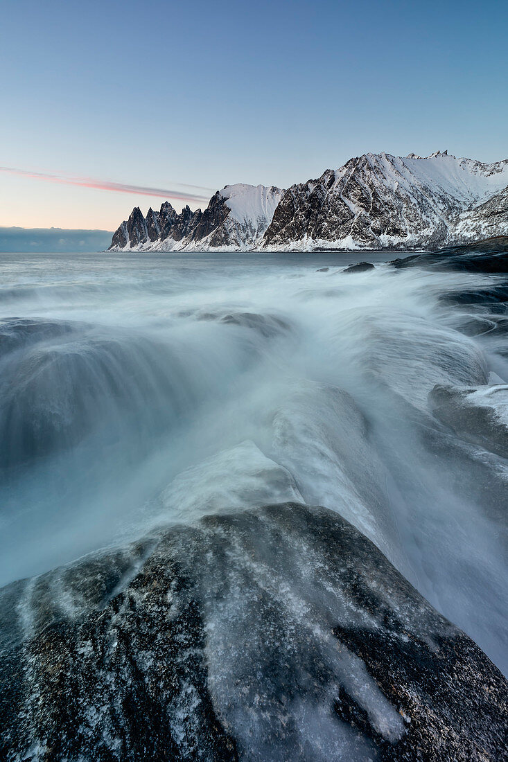 Der Berg Teufelszähne bei Sonnenuntergang, Ersfjord, Senja, Nordnorwegen, Europa