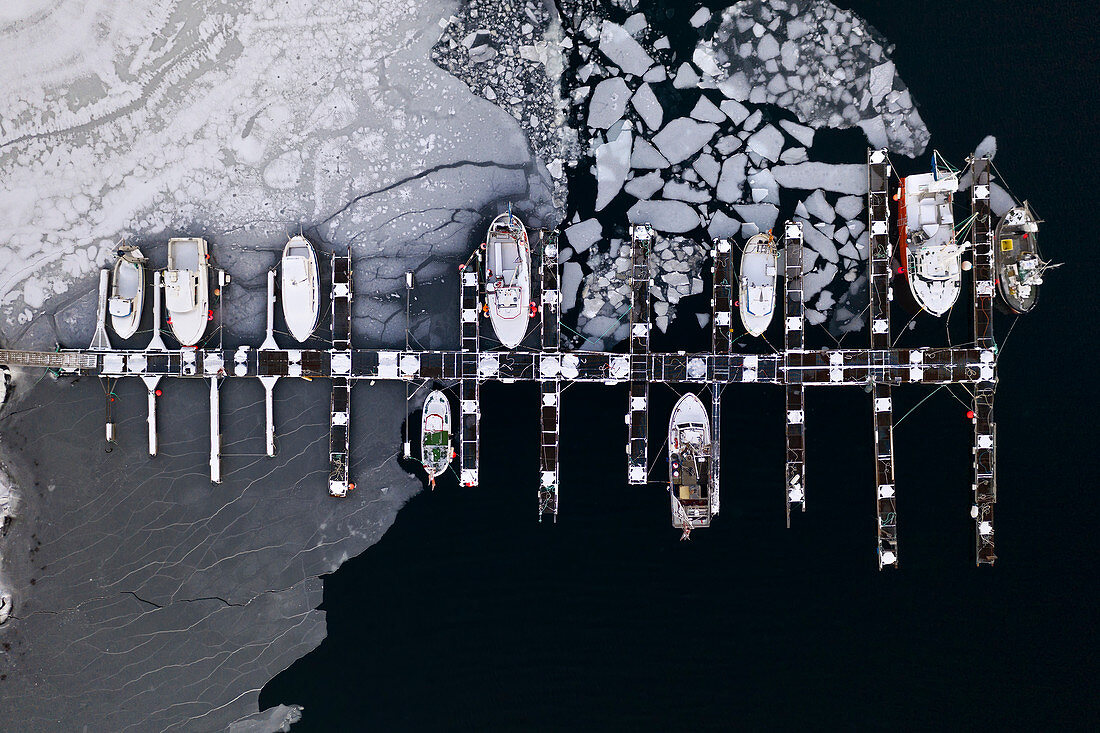 Luftaufnahme des kleinen Fischerhafens am kalten Wintermorgen, Austnesfjorden, Lofoten-Insel, Nordnorwegen, Europa