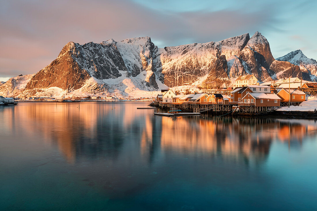 Das schöne und ikonenhafte Sakrisoya-Dorf bei Sonnenaufgang am Wintertag, Lofoten-Inseln, Nord-Norwegen, Europa