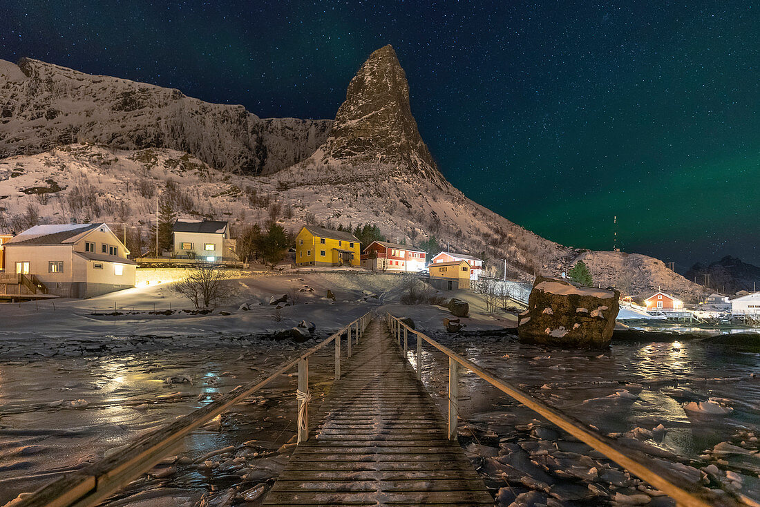 Der ikonenhafte Hammmarskaftet-Berg in Reine-Dorf, Whit Aurora borealis, Lofoten-Inseln, Nord-Norwegen, Europa