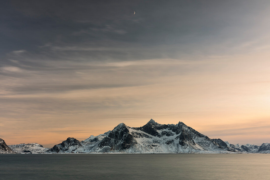 Ein magischer Wintersonnenuntergang um Flakstad-Strand, Lofoten-Inseln, Nordnorwegen, Europa