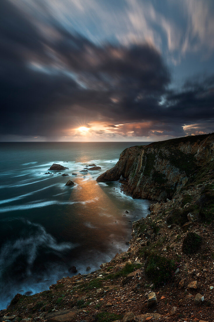 Sommersonnenuntergang bei Crohy Head, Land Donegal, Provinz Ulster, Nordwesten Irlands, Irland, Europa