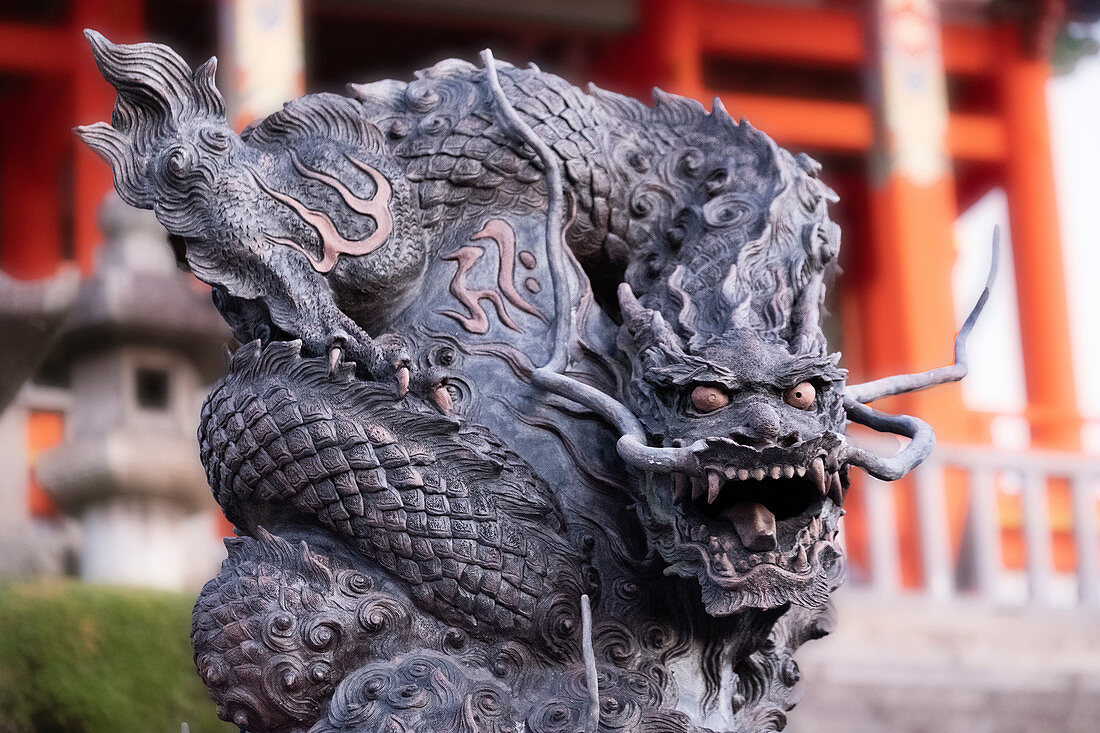 Japan, Kyoto, blauer Drache im Kiyomizudera-Tempel