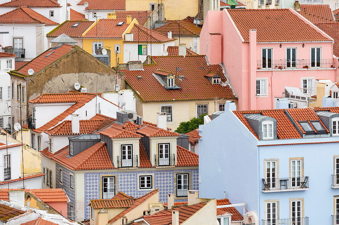 Portugal, Lissabon, erhöhte Ansicht der Dächer