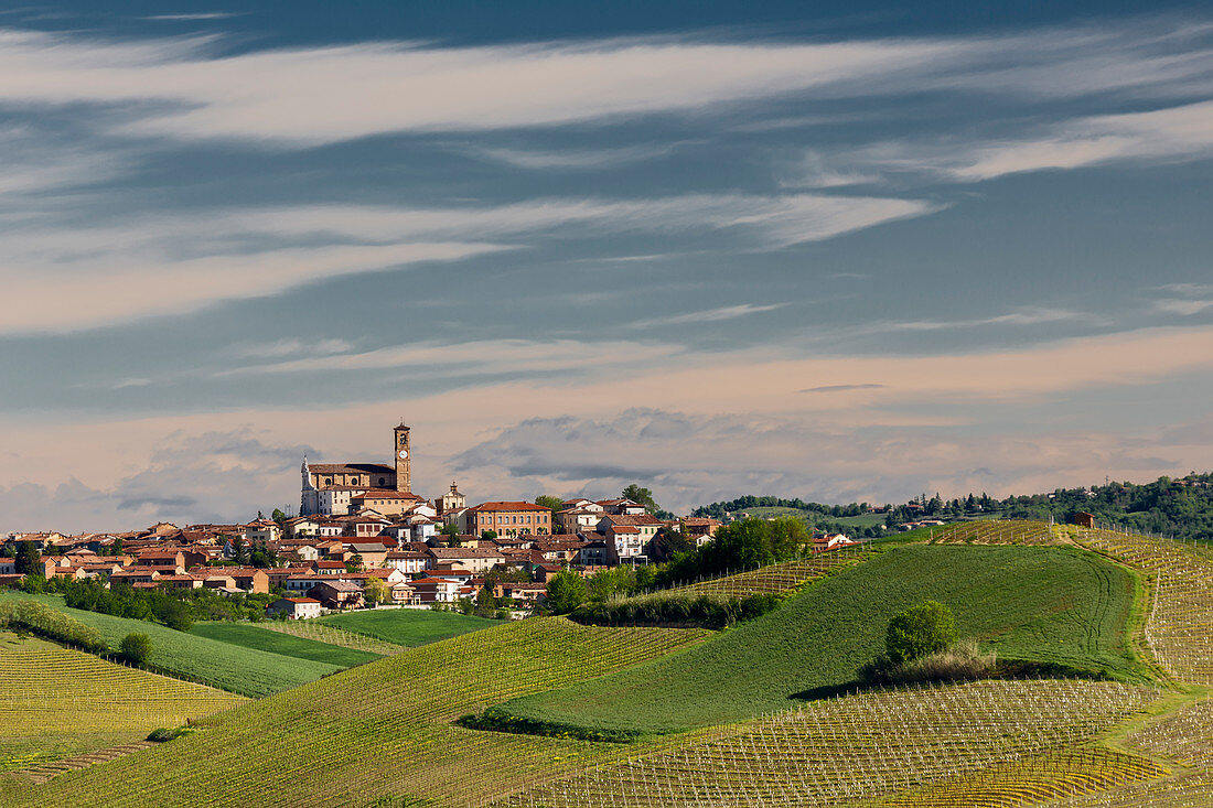 Monferrato, Asti Bezirk, Piemont, Italien. Landschaften der Weinregion Monferrato, Dorf Grana