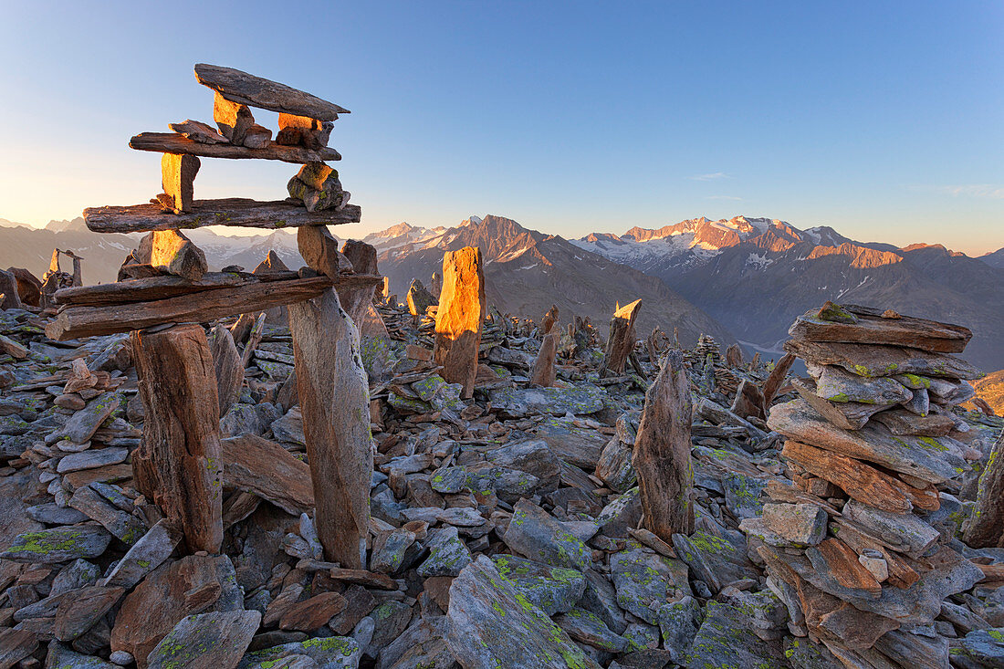 Steinhaufen auf Gipfel von Petersköpfl, Zillertaler Alpen, Tirol, Bezirk Schwaz, Österreich.