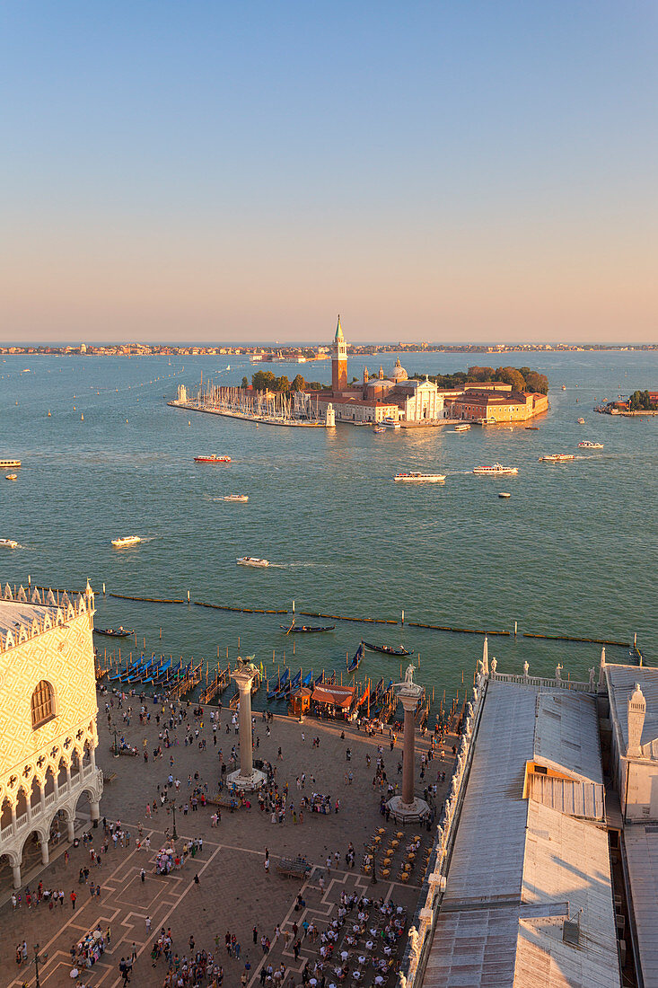 Markusplatz und Insel St. Georg von der Spitze des Campanile aus gesehen, Venedig, Venetien, Italien