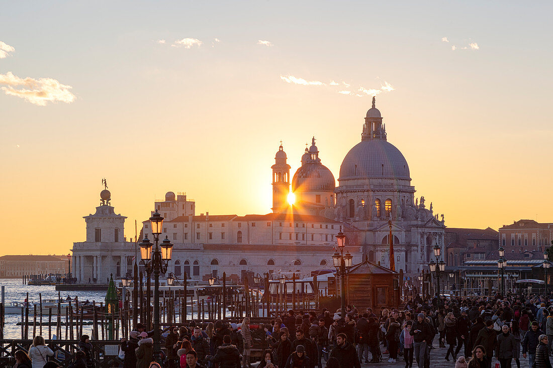 Santa Maria della Salute Basilica bei Sonnenuntergang, Venedig, Venetien, Italien