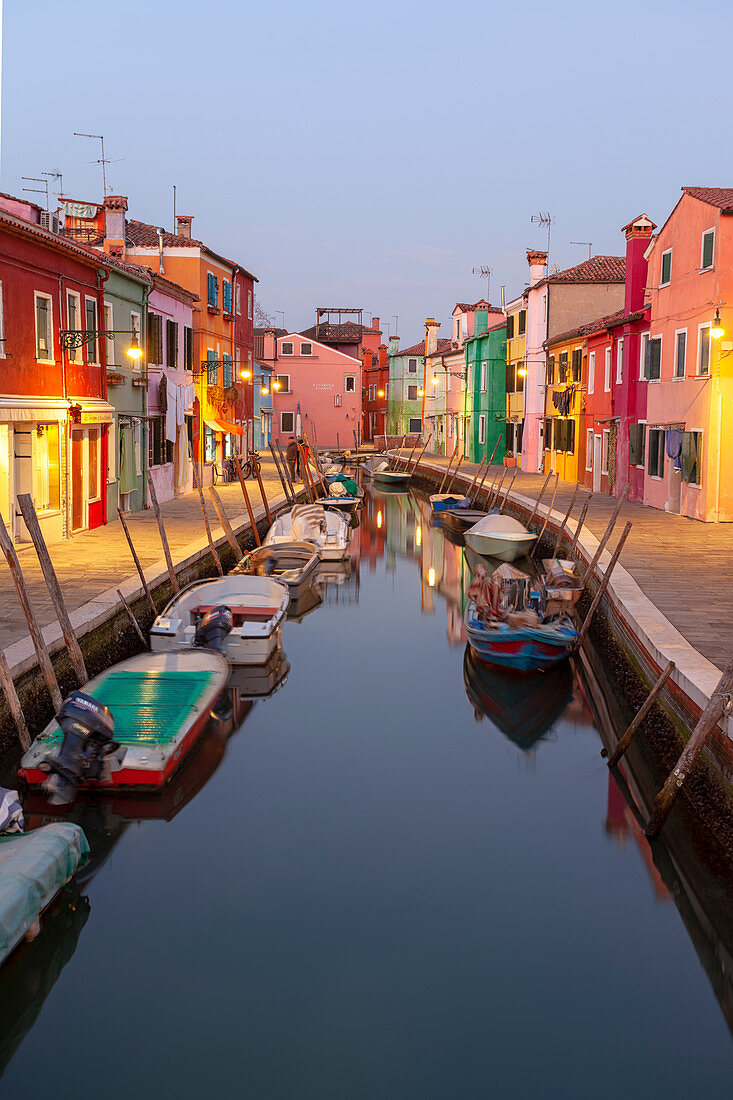 Die typischen farbigen Häuser mit Canale San Mauro in der Dämmerung, Burano, Venedig, Venetien, Italien.