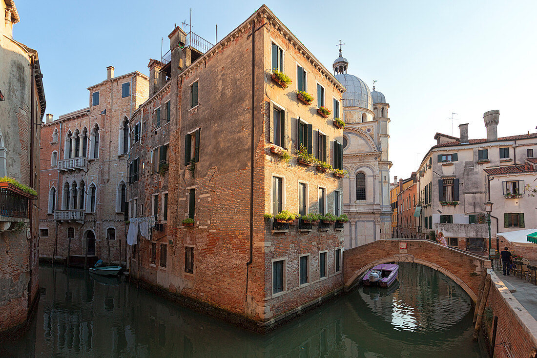 Rio dei Miracoli mit Santa Maria dei Miracoli-Kirche, Venedig, Venetien, Italien.