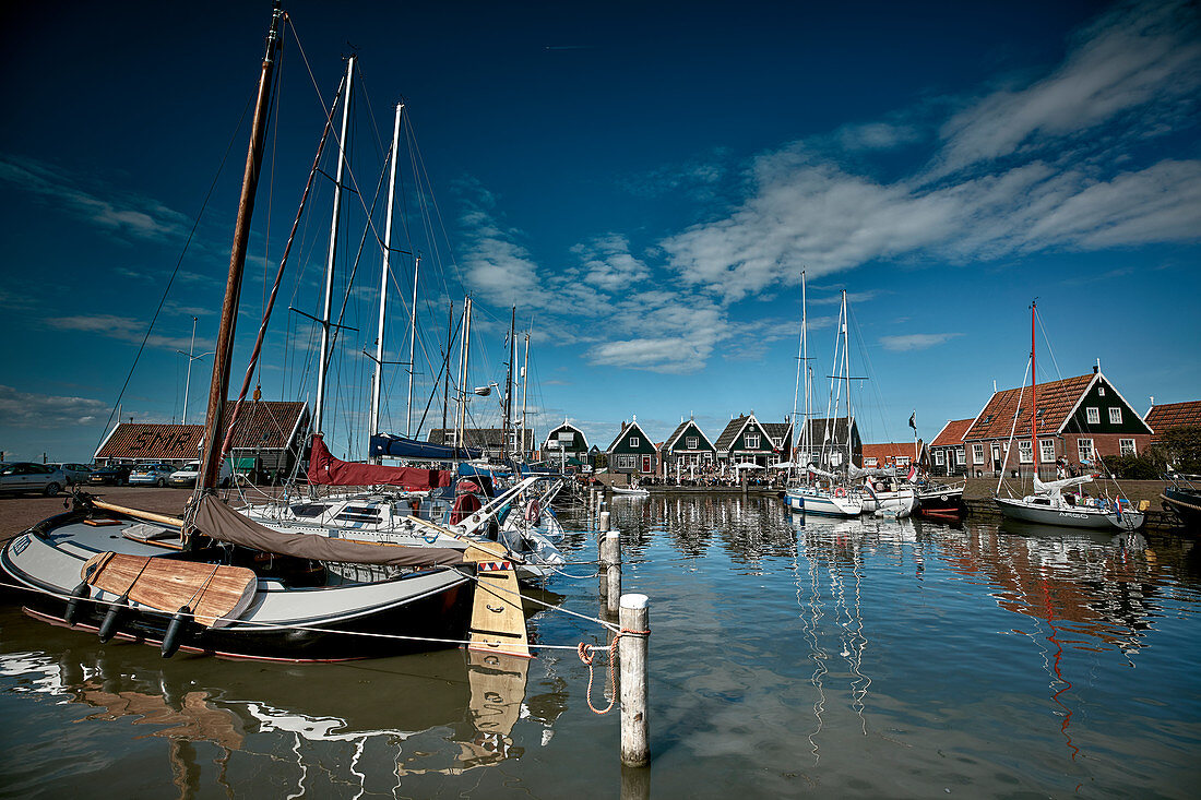 Boote im Hafen der Insel Marken, Nordholland, Niederlande